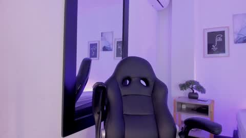 Alexa Millers online show from 02.06.25