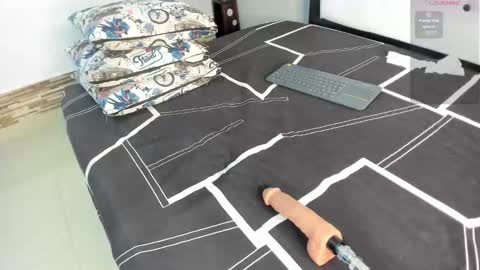 Snapshot of alexaa_small chatting on 10.29.25 alexaa_small online show from 10.29.25