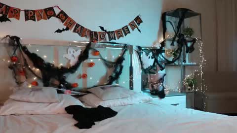 Alexina online show from 10.19.25