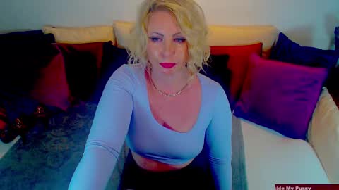 Snapshot of alexine_mcqueen chatting on 01.21.25 Alexine McQueen online show from 01.21.25