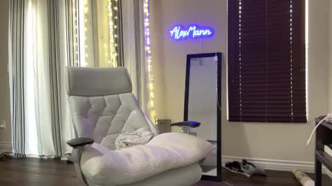 Snapshot of alexmanndickerson chatting on 10.02.25 Alex Mann online show from 10.02.25