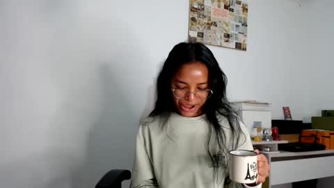 Snapshot of alia054 chatting on 05.21.26 Alia online show from 05.21.26