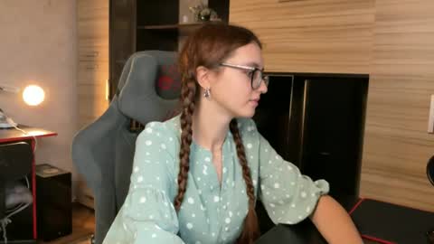 Snapshot of alice_alarcon chatting on 10.17.25 Hey Im Alice  online show from 10.17.25