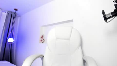Snapshot of alice_elare chatting on 06.23.26 alice_elare online show from 06.23.26