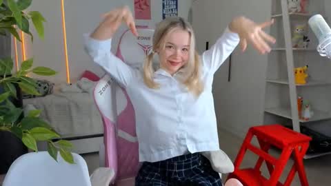 Snapshot of alice_forfun chatting on 12.17.25 Alichery online show from 12.17.25