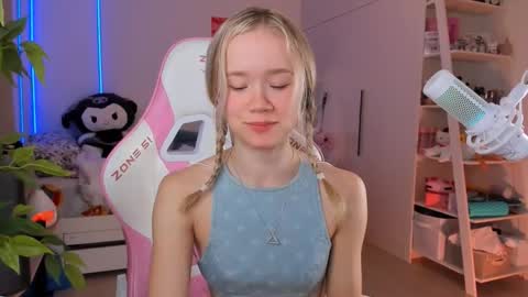 Snapshot of alice_forfun chatting on 12.19.25 Alichery online show from 12.19.25