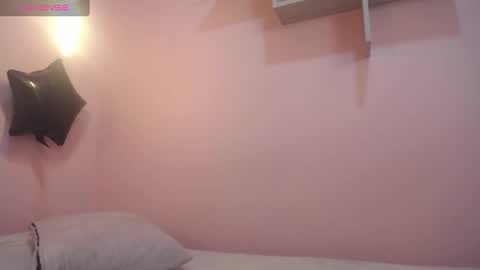 Snapshot of alice_in_hornyland_ chatting on 10.10.25 alice_in_hornyland_ online show from 10.10.25