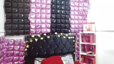 Snapshot of alice_magnus chatting on 09.25.25 alice online show from 09.25.25