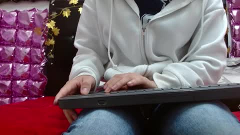 Snapshot of alice_magnus chatting on 09.28.25 alice online show from 09.28.25