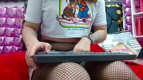 Snapshot of alice_magnus chatting on 10.12.25 alice online show from 10.12.25