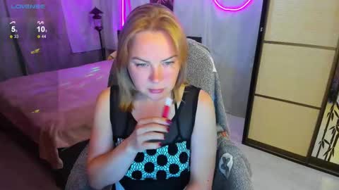 Snapshot of alice_sex_intellect chatting on 09.18.25 Alice online show from 09.18.25