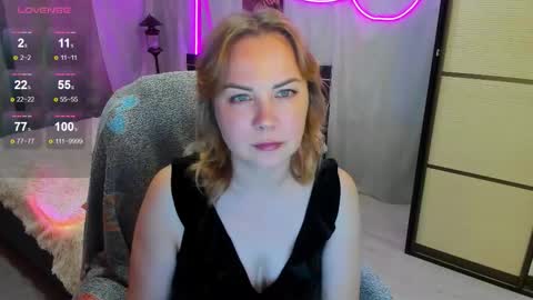 Snapshot of alice_sex_intellect chatting on 10.26.25 Alice online show from 10.26.25