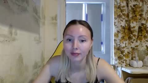 Snapshot of alice_smiles chatting on 04.14.26 Alice smiles online show from 04.14.26