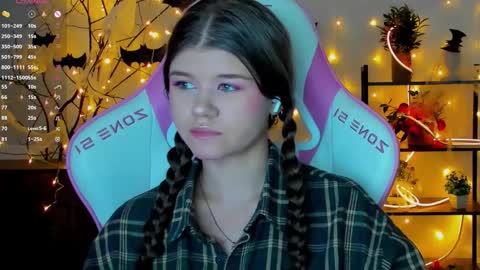 Snapshot of alice_tails chatting on 10.27.25 Alice online show from 10.27.25