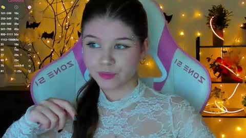 Snapshot of alice_tails chatting on 11.01.25 Alice online show from 11.01.25