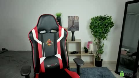 Snapshot of alice_whiteflower chatting on 10.28.25 Alice online show from 10.28.25