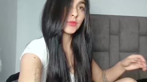 Snapshot of alicee_roos chatting on 01.05.25 Alice online show from 01.05.25