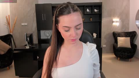 Snapshot of aliceharperx chatting on 01.05.25 Alice online show from 01.05.25