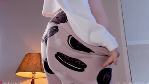 Snapshot of alicelu_ chatting on 02.05.25 Elle online show from 02.05.25