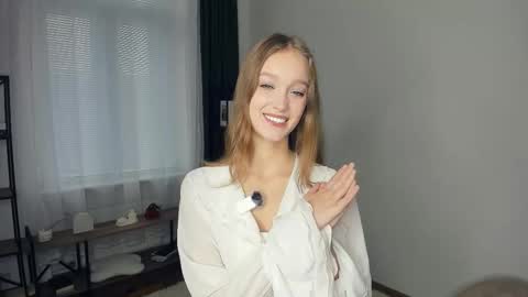 Snapshot of alicemelison chatting on 10.07.25 Serena online show from 10.07.25
