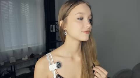 Snapshot of alicemelison chatting on 10.25.25 Serena online show from 10.25.25