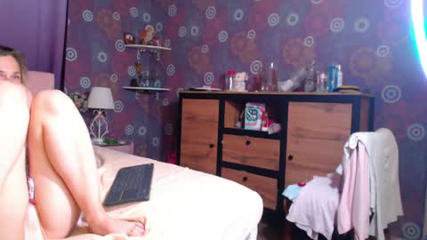 Snapshot of alicewetsquirt chatting on 05.08.26 alicewetsquirt online show from 05.08.26