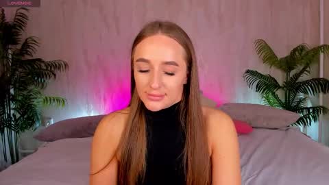 Snapshot of alicia_edwards chatting on 09.29.25 Mia online show from 09.29.25