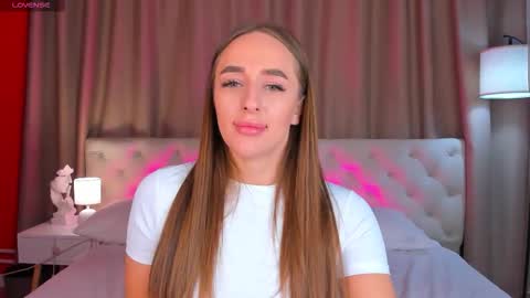 Snapshot of alicia_edwards chatting on 10.01.25 Mia online show from 10.01.25