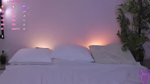 Snapshot of alicia_edwards chatting on 10.21.25 Mia online show from 10.21.25