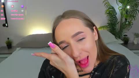 Snapshot of alicia_edwards chatting on 10.24.25 Mia online show from 10.24.25