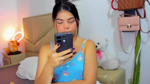 Snapshot of aliciabiden chatting on 10.15.25 aliciabiden online show from 10.15.25