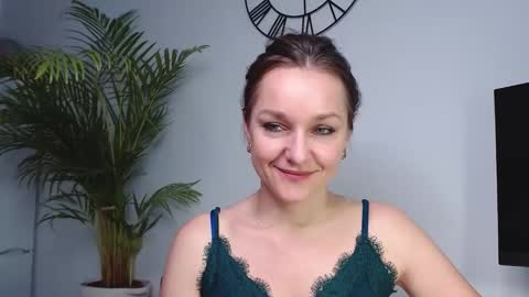 Snapshot of alicialux chatting on 01.16.25 Alicia online show from 01.16.25