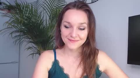 Snapshot of alicialux chatting on 02.04.25 Alicia online show from 02.04.25