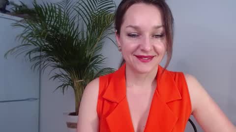 Snapshot of alicialux chatting on 02.06.25 Alicia online show from 02.06.25