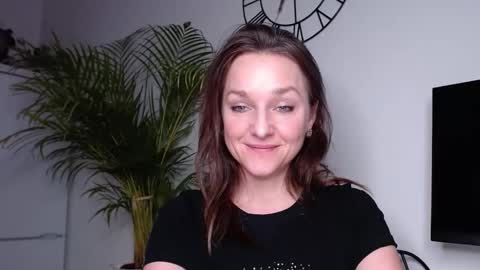 Snapshot of alicialux chatting on 02.10.25 Alicia online show from 02.10.25