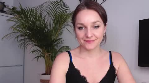 Snapshot of alicialux chatting on 02.11.25 Alicia online show from 02.11.25