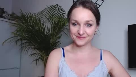 Snapshot of alicialux chatting on 02.12.25 Alicia online show from 02.12.25