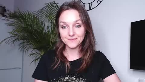 Snapshot of alicialux chatting on 02.18.25 Alicia online show from 02.18.25