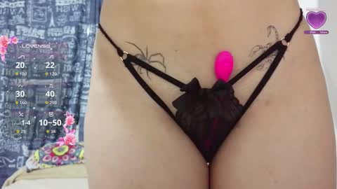 Snapshot of aliciia_23 chatting on 11.18.25 aliciia_23 online show from 11.18.25