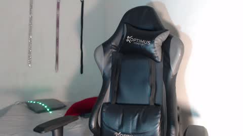 Snapshot of alid_17 chatting on 12.14.24 Alid 17 online show from 12.14.24