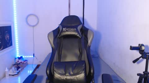 Snapshot of alid_17 chatting on 01.04.25 Alid 17 online show from 01.04.25