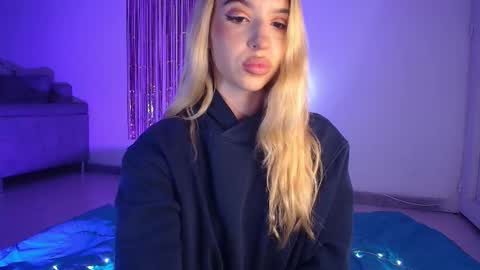 Snapshot of alina_lee_t chatting on 10.07.25 Alina online show from 10.07.25