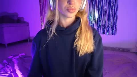 Snapshot of alina_lee_t chatting on 10.22.25 Alina online show from 10.22.25