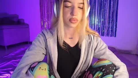 Snapshot of alina_lee_t chatting on 10.25.25 Alina online show from 10.25.25