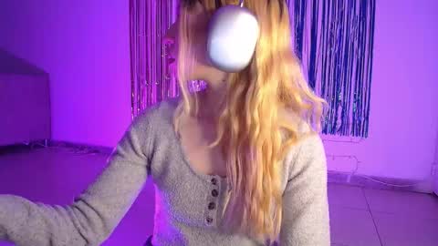 Snapshot of alina_lee_t chatting on 10.29.25 Alina online show from 10.29.25