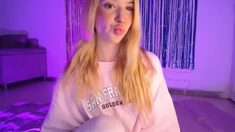 Snapshot of alina_lee_t chatting on 11.06.25 Alina online show from 11.06.25