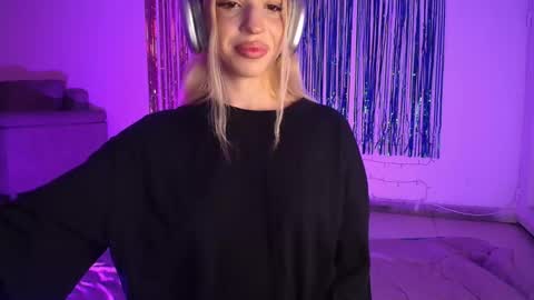 Snapshot of alina_lee_t chatting on 11.09.25 Alina online show from 11.09.25