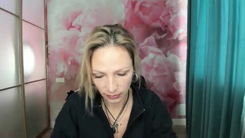 Snapshot of alinamoor chatting on 10.21.25 AlinaMoor online show from 10.21.25