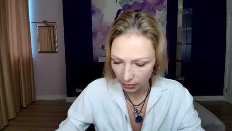 Snapshot of alinamoor chatting on 10.22.25 AlinaMoor online show from 10.22.25