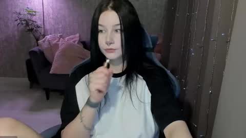 Snapshot of alinegreeeen chatting on 10.31.25 Aline Greeeen online show from 10.31.25